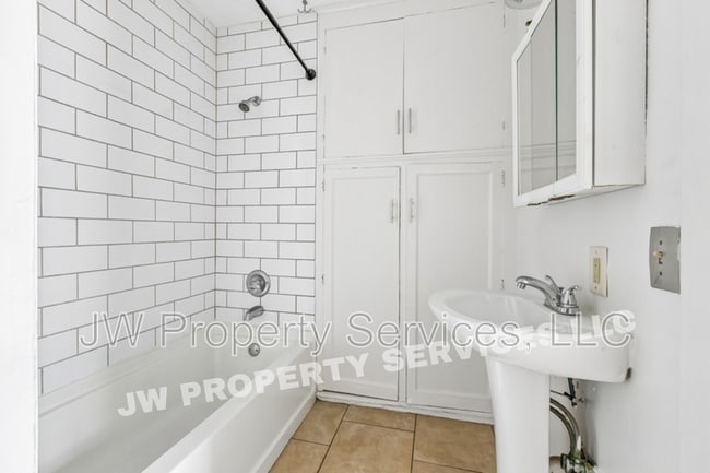 Building Photo - 1611 Hesiod St