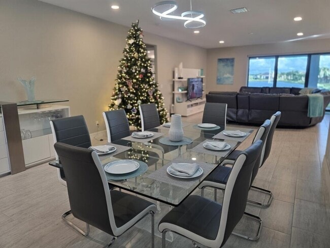 Building Photo - 527 SE Vallarta Dr