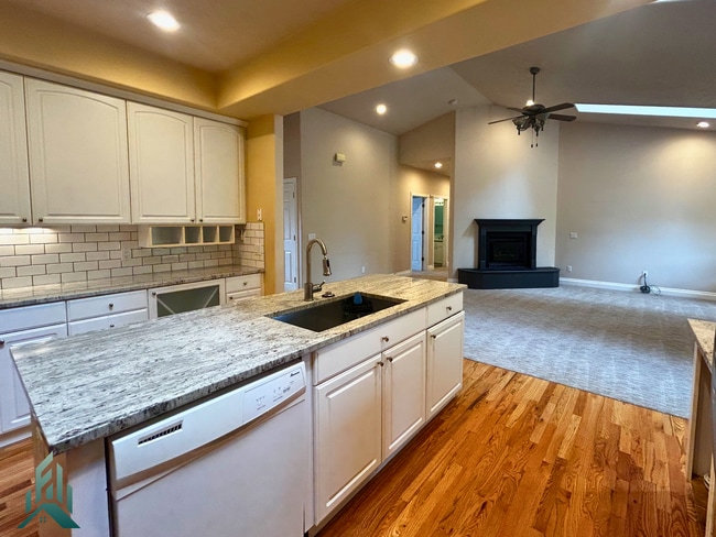 Building Photo - Modern and Spacious 3 Bed/2.5 Bath Home
