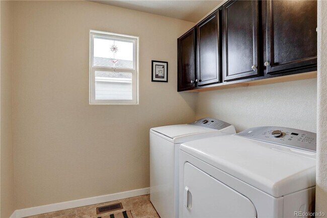Building Photo - Beautiful 3 Bedroom 3 Bath Home Available ...