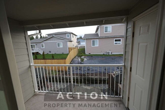 Building Photo - 2 bed 1 bath, top floor apartment in Port Angeles, close to Peninsula College and the Olympic Nat...