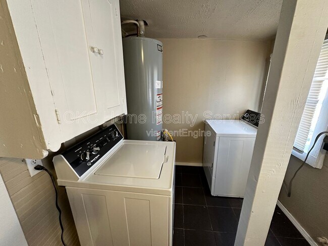 Building Photo - 1715 N Villa Ave