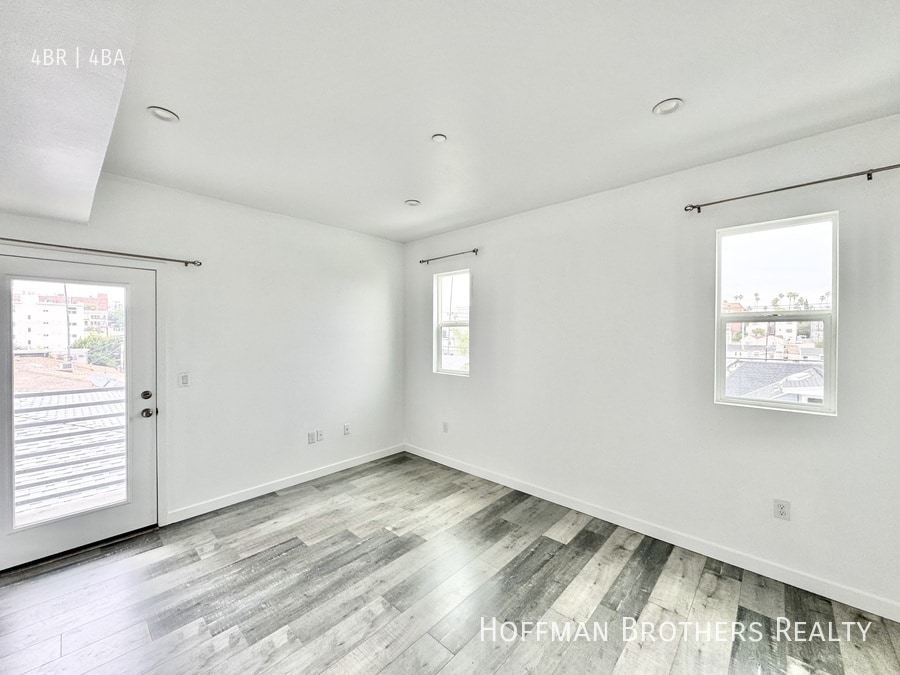 Building Photo - 158 N Mariposa Ave