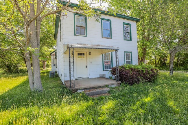 Building Photo - Charming 4-Bedroom Home with Hardwood Floo...