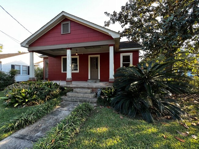 Building Photo - Three Bedroom, 2 Bathroom