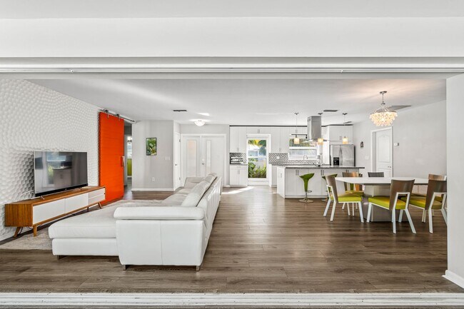 Building Photo - Single Family home on quiet street steps from the Intracoastal and Dining