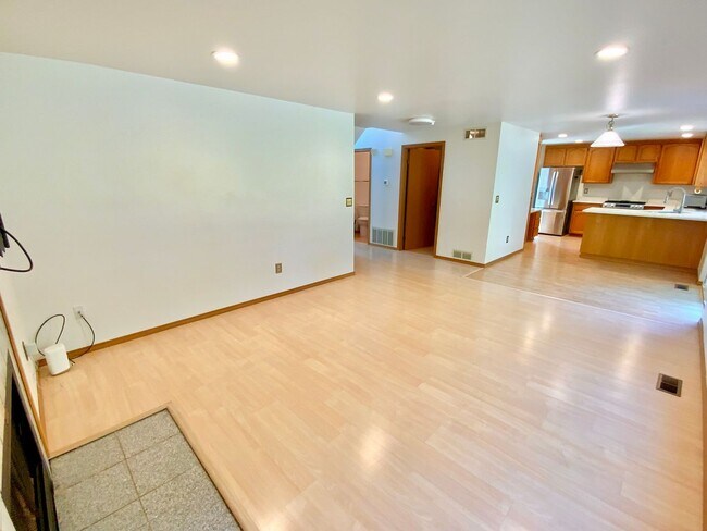 Building Photo - Stunning 4 Bedroom/2.5 bath- Move-In Ready Home with Private Backyard