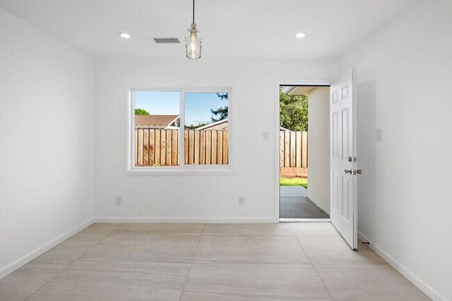 Building Photo - 113 Donaldson Way W