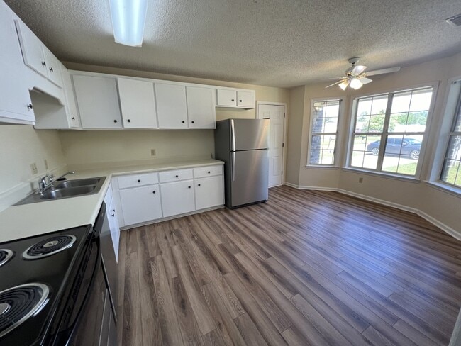 Building Photo - House for Rent