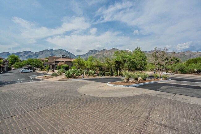 Building Photo - 5855 N Kolb Rd