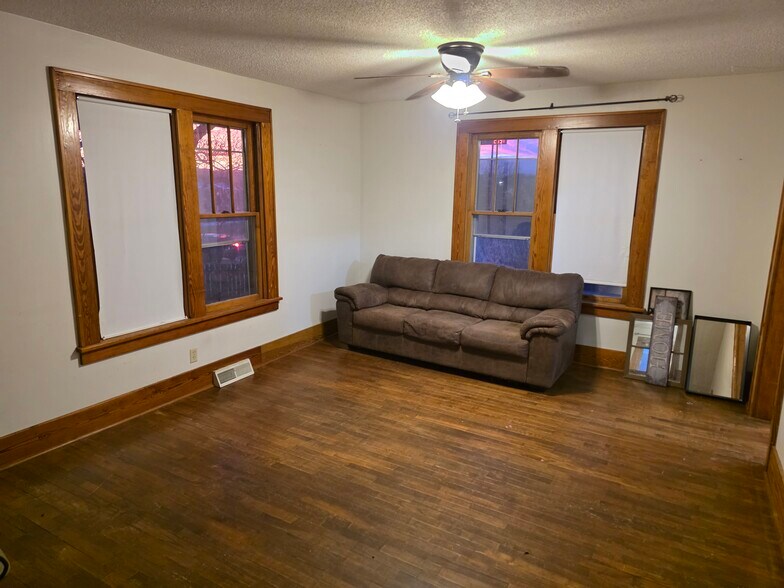 Building Photo - 300 1st St