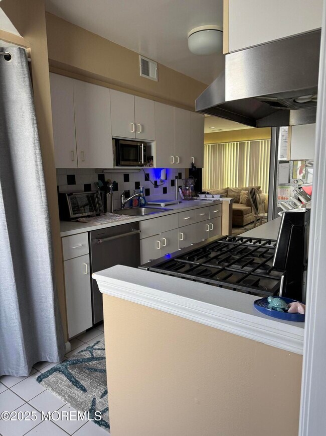 Building Photo - 206 Brinley Ave