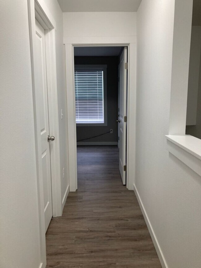 Building Photo - 3-bedroom 2.5 bath duplex