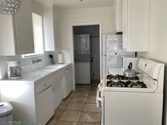 Full kitchen - 1034 168th W St