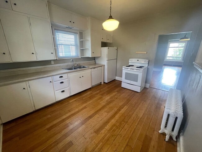 Building Photo - Beautiful 3 Bedroom Home