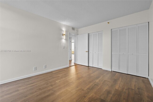 Building Photo - 20225 NE 34th Ct