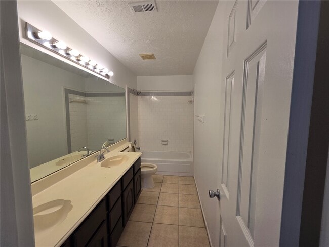 Building Photo - 2827 Lake Colony Dr
