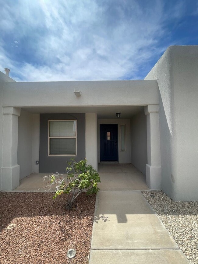 Building Photo - Gorgeous 4 bedroom/3 bathroom home located...