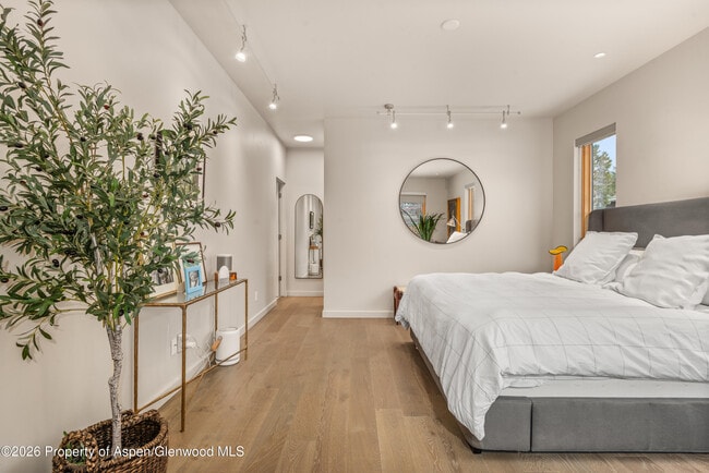 Building Photo - 113 Valley Ct