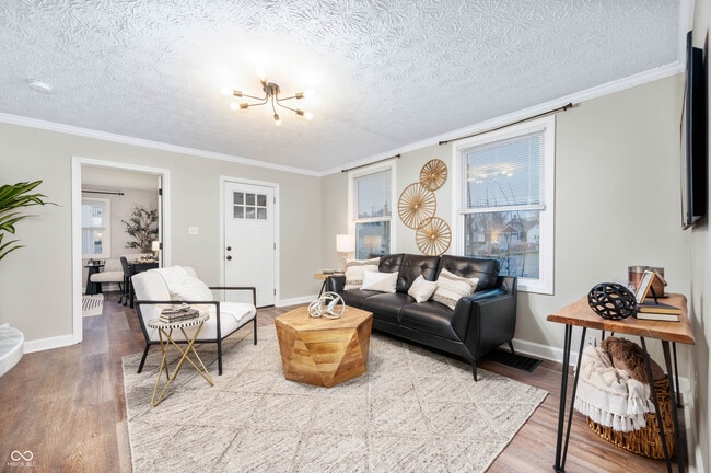 Building Photo - 413 E Caven St