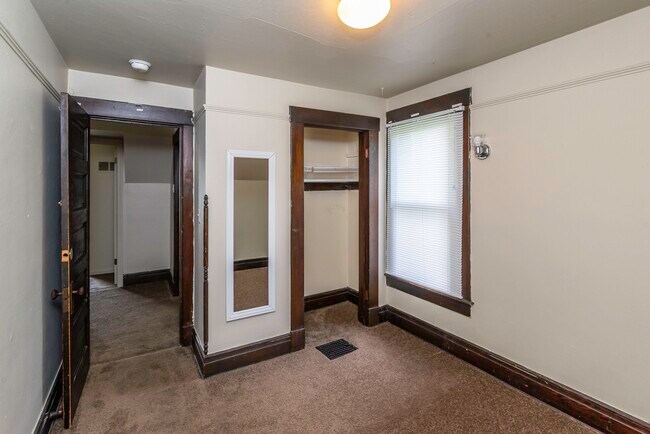 Building Photo - 831 Brookwood Pl