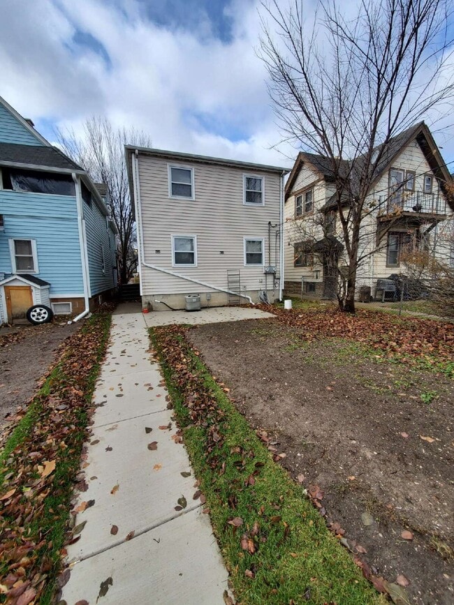 Building Photo - 1112 S 62nd St