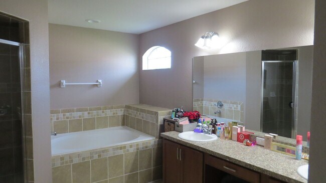 Building Photo - Beautiful 4/2 Home in Leesburg