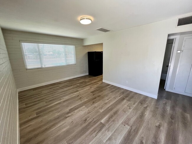 Building Photo - 221 N Elm St
