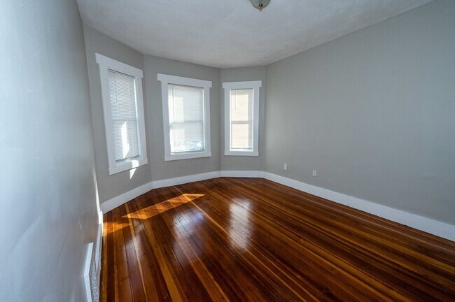 Building Photo - 19 Ceylon St