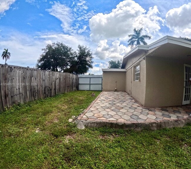 Building Photo - 5720 SW 38th Ct