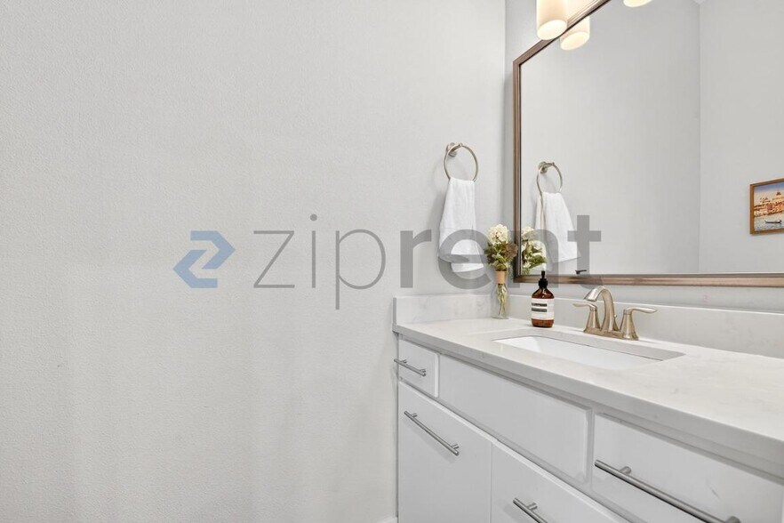 Building Photo - 4906 Live Oak St