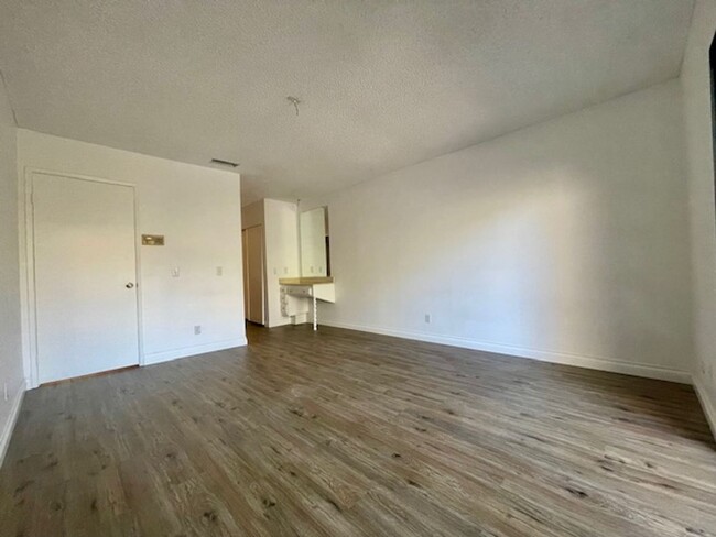 Building Photo - Gorgeously Updated 3 Bedroom Condo in Esco...