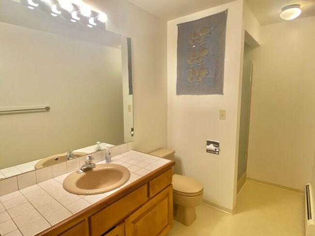 Building Photo - Spacious & Beautiful 1 Bedroom, 1 Bath Bas...