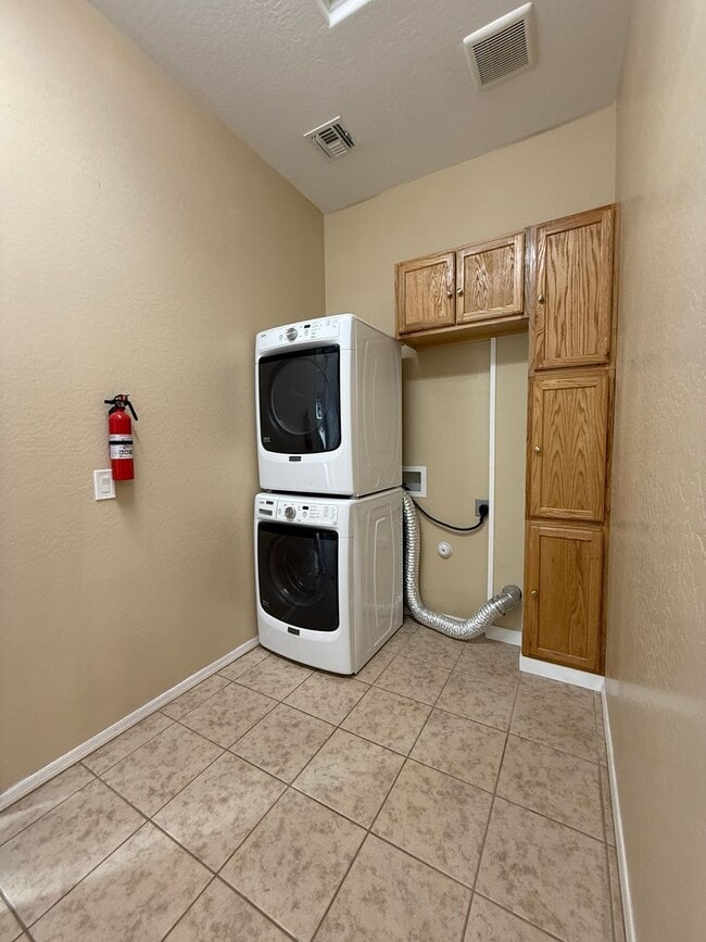 Building Photo - Two Bedroom + Office in Quailwood