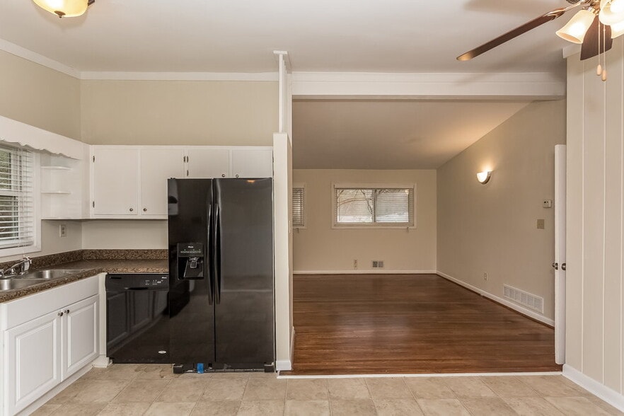 Building Photo - 2432 Woodacres Rd NE