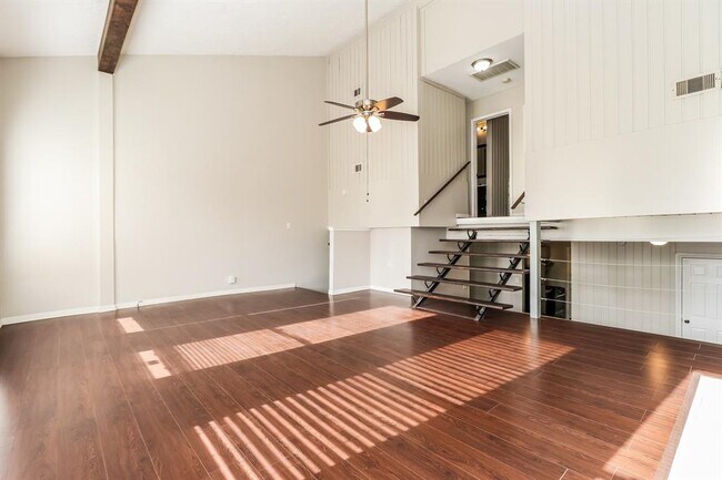 Building Photo - 2 Lakeway St