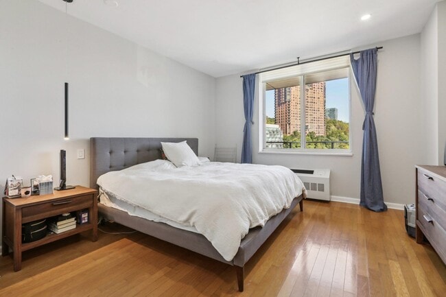 Building Photo - 915 Hudson Park