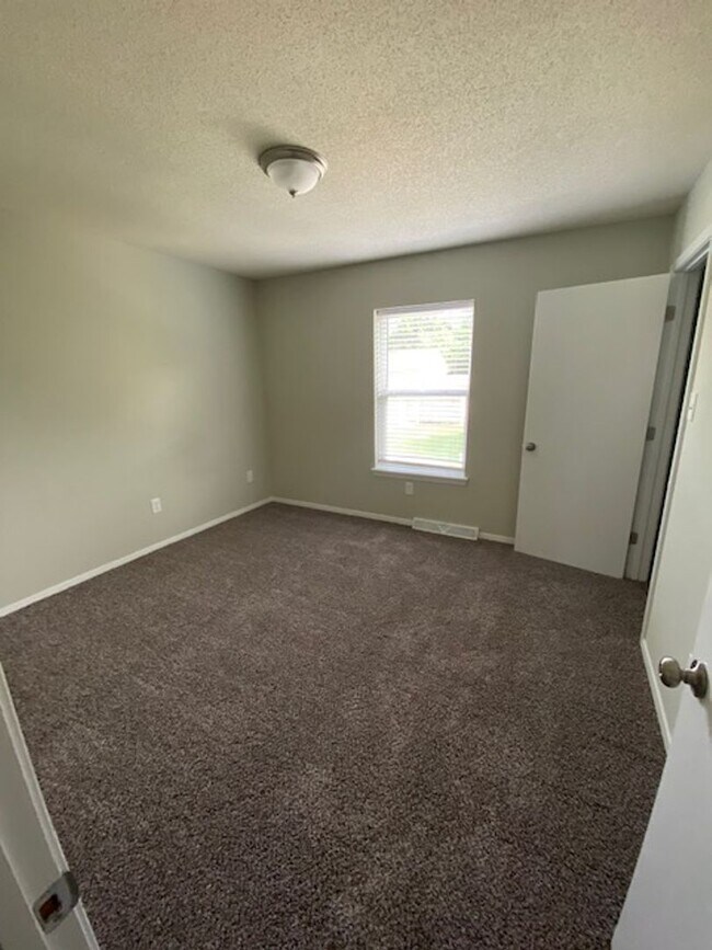 Building Photo - Three Level Condo with Garage