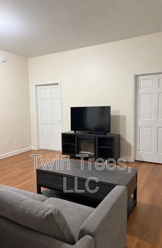 Building Photo - 5942 Lonas St