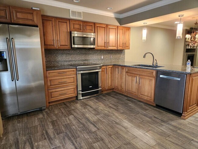 Building Photo - 1085 Holly Dr