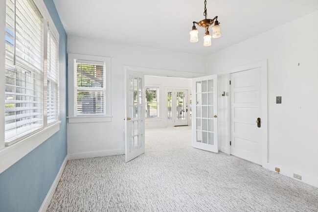 Building Photo - 1604 17th Ave S