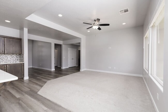 Building Photo - 6118 S Salix Wy