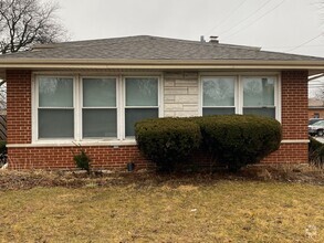 Building Photo - Spacious 4 bed