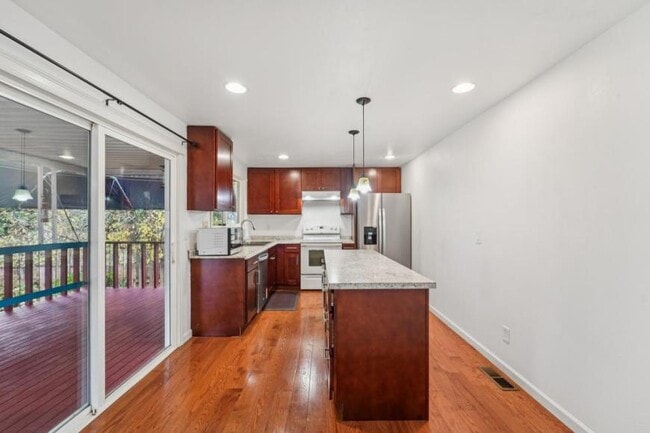 Building Photo - 5 bedroom in Renton WA 98058