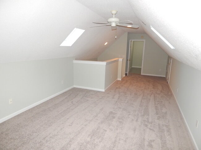 Building Photo - Adorable!!  Centrally located on quiet Cul...