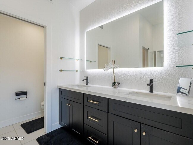 Building Photo - 4748 E Redfield Rd