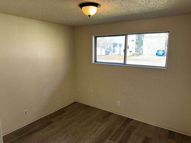 Building Photo - Updated 4 bedroom 1 bathroom house in Eugene!
