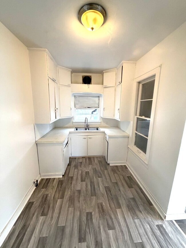 Building Photo - 516 N Porter St