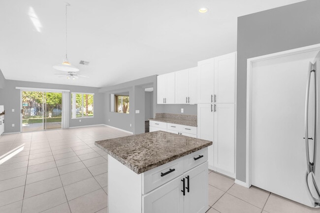 Building Photo - 44295 Las Vistas Dr