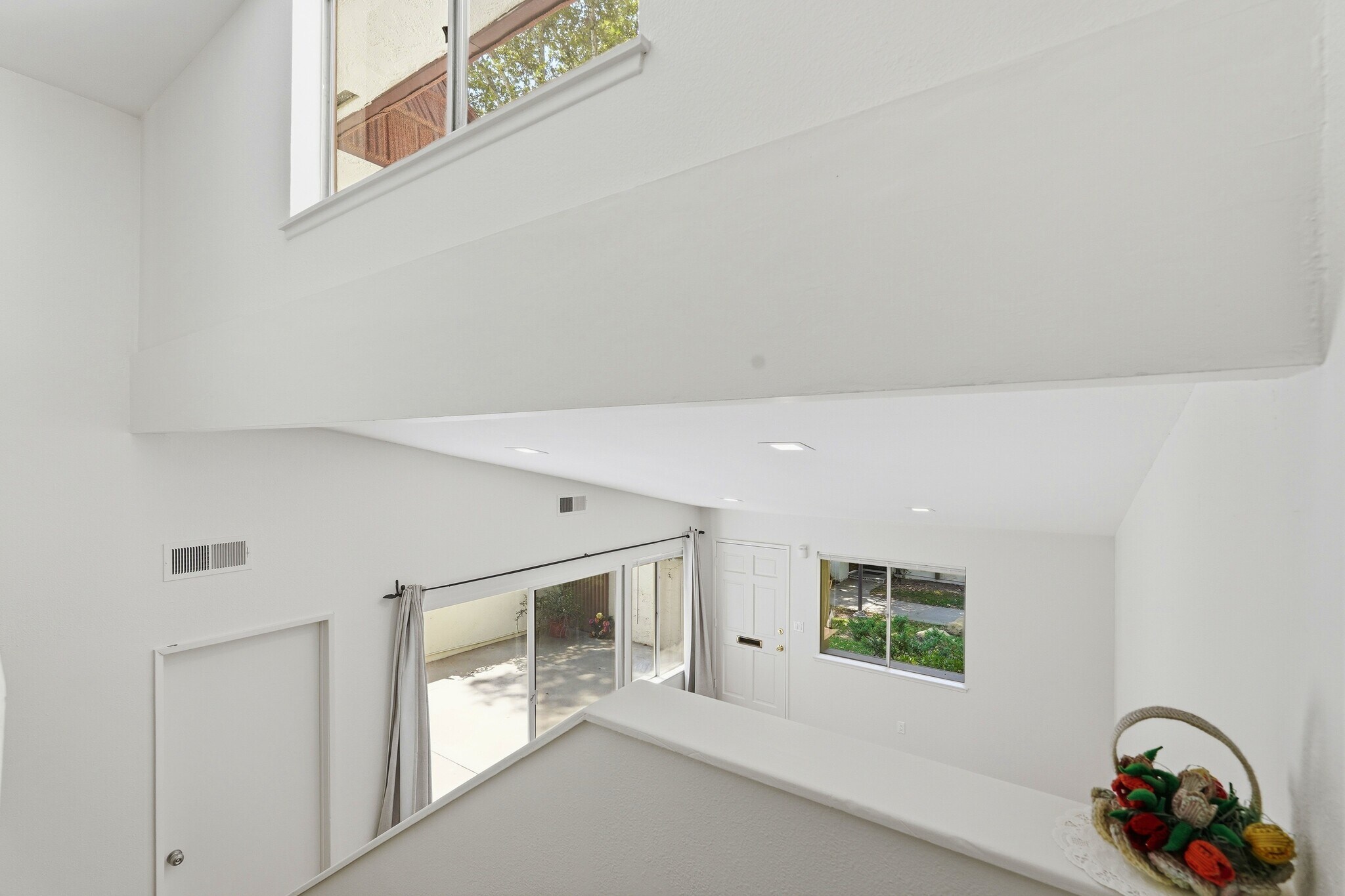 Building Photo - 10432 Larwin Ave